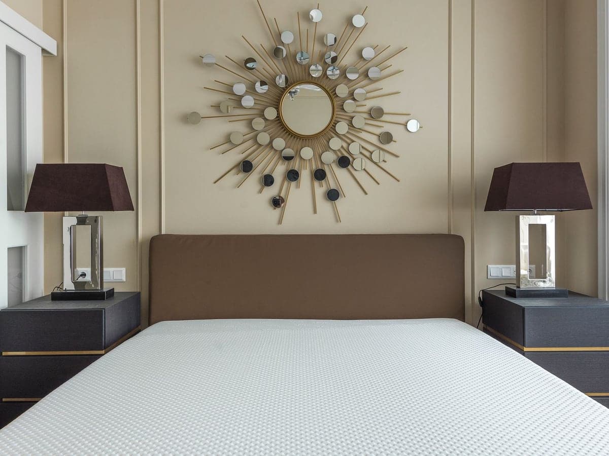 Chambre avec literie, zone d'inspection pour les punaises de lit