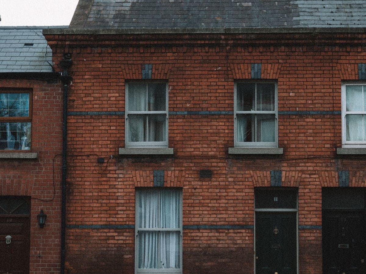 Façades de maisons mitoyennes en brique rouge, typiques du Nord