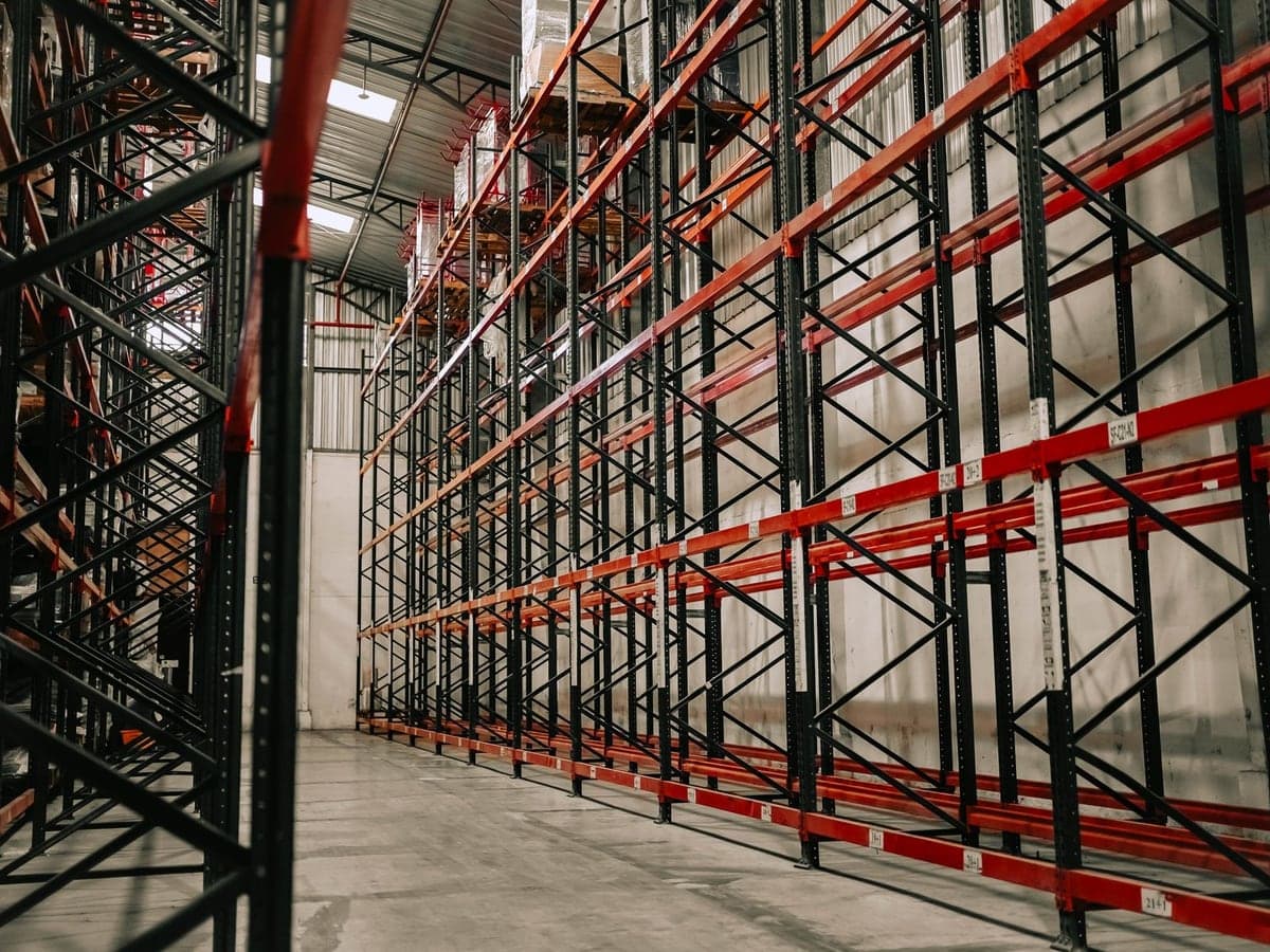 Racks à palettes et allée de circulation dans un entrepôt