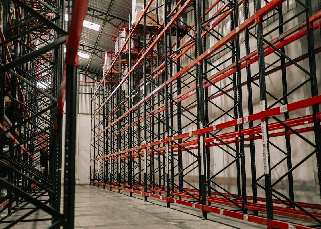 Allée de racks à palettes dans un entrepôt en exploitation