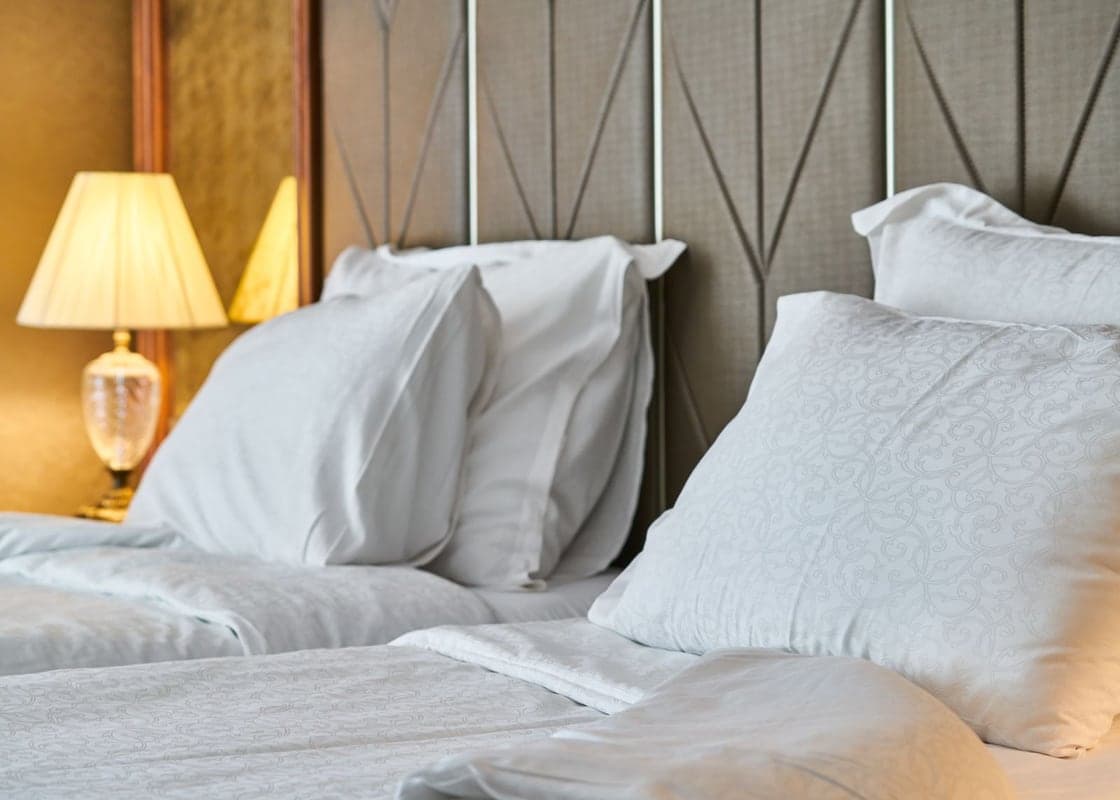 Literie d'une chambre à inspecter pour des punaises de lit